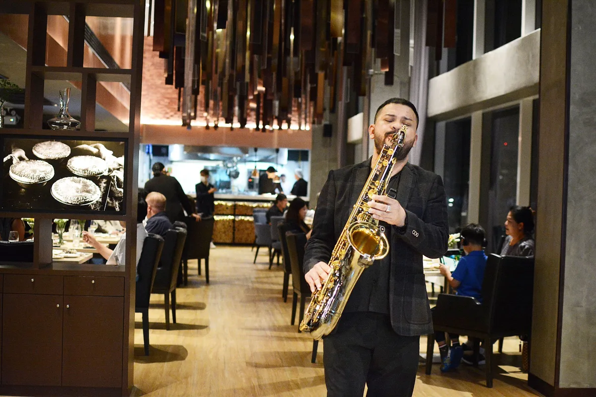 แซกโซโฟนสดในคืนวันศุกร์ที่ 145°F Grill & Bar