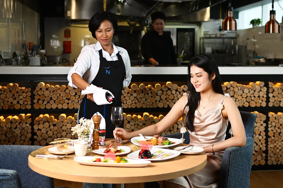 145°F Grill & Bar 葡萄酒服务